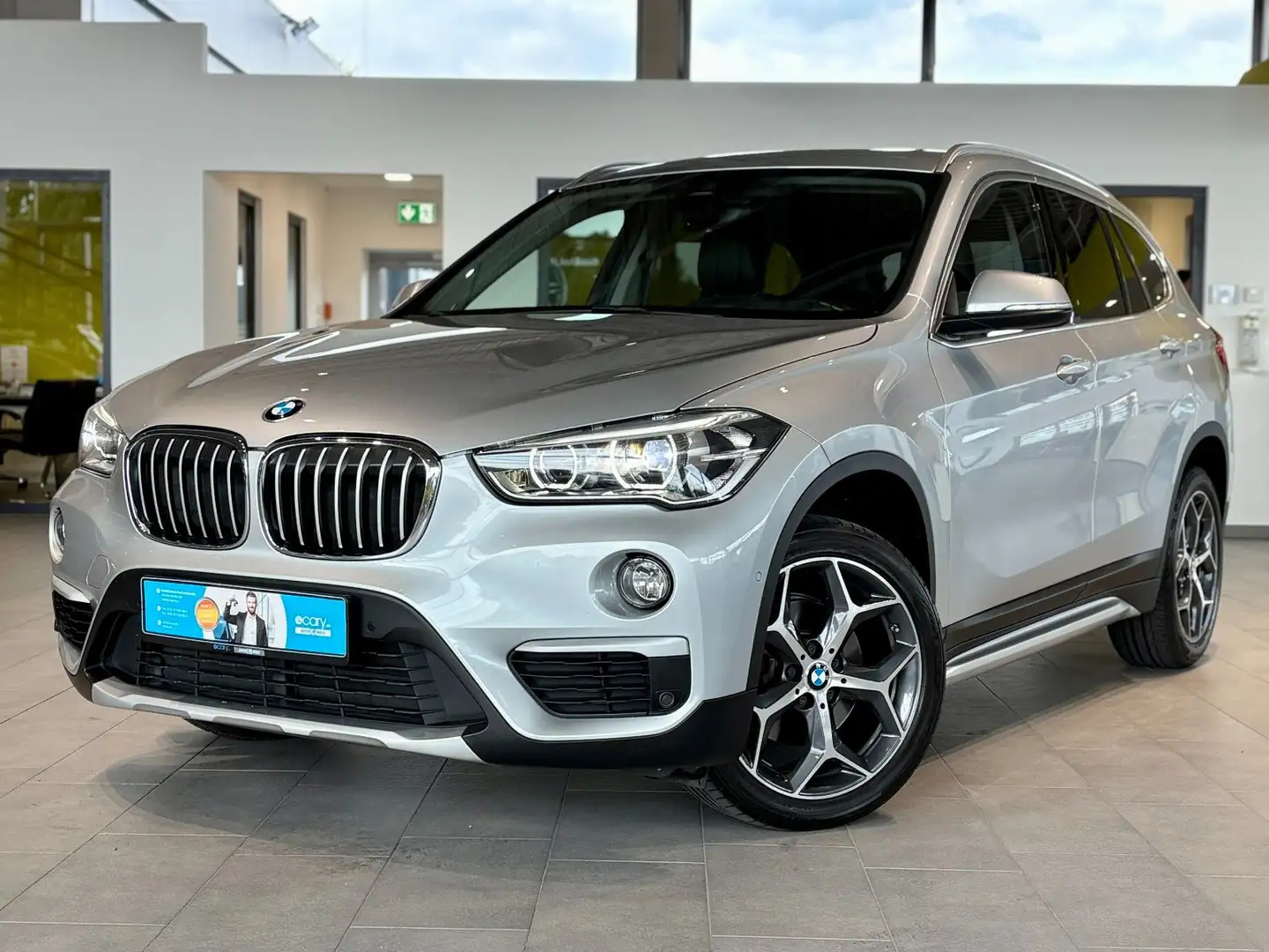 BMW X1 sDrive 18d X-Line*Memory*HUD*ACC*SHZ*LM* srebrna - 1