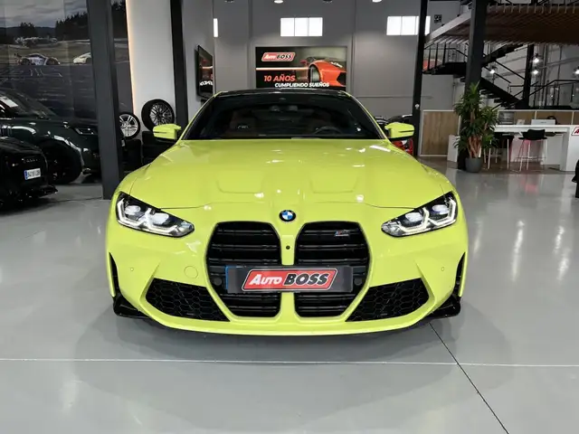 BMW M4 view 3