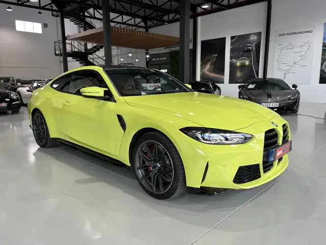 BMW M4 view 4