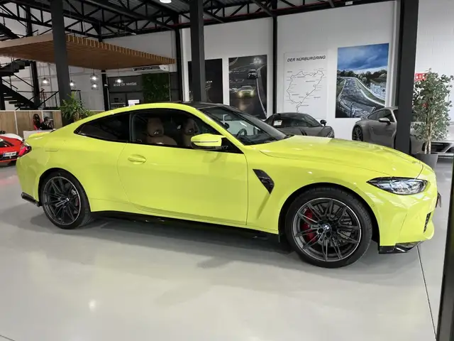 BMW M4 view 5