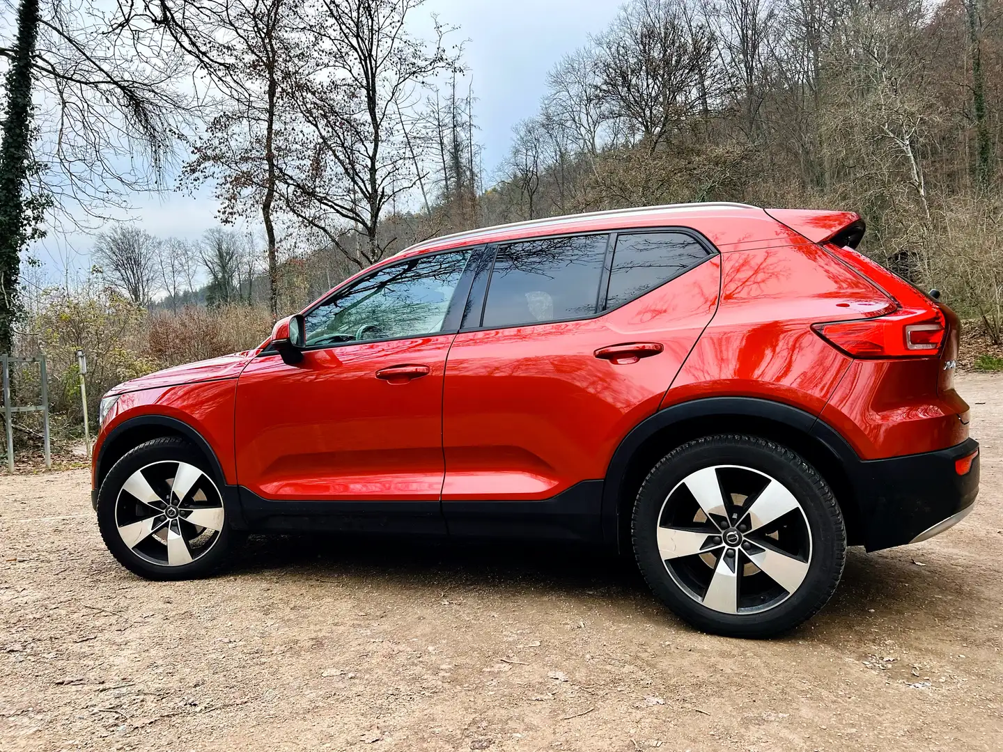 Volvo XC40 MOMENTUM D3 AWD 8 Gang Geartronic Automatik Rouge - 1