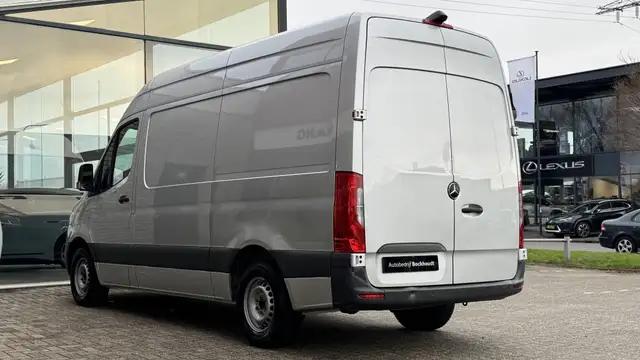 Mercedes-Benz Sprinter view 4
