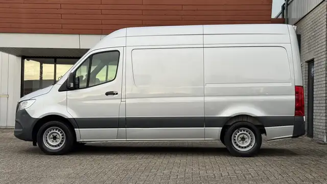Mercedes-Benz Sprinter view 2