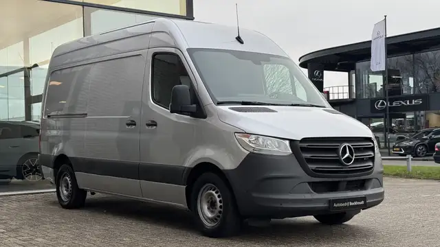 Mercedes-Benz Sprinter view 3