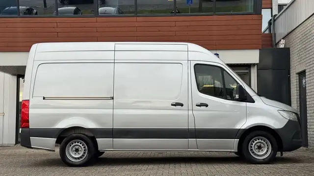Mercedes-Benz Sprinter view 5