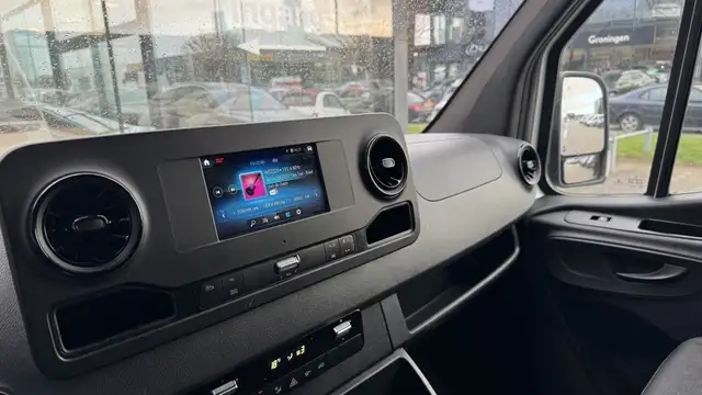 Mercedes-Benz Sprinter view 9