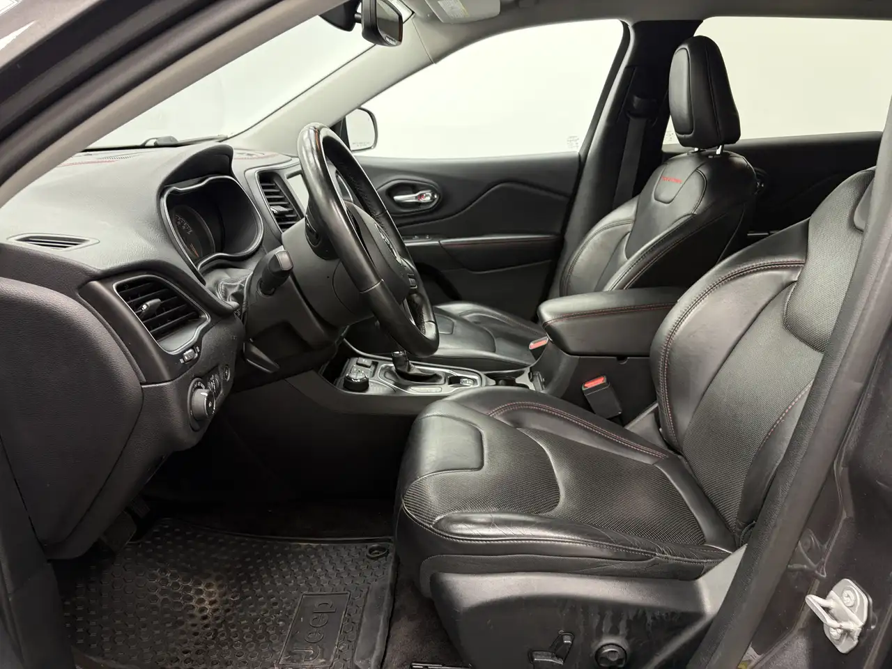 Jeep Cherokee снимка Jeep Cherokee