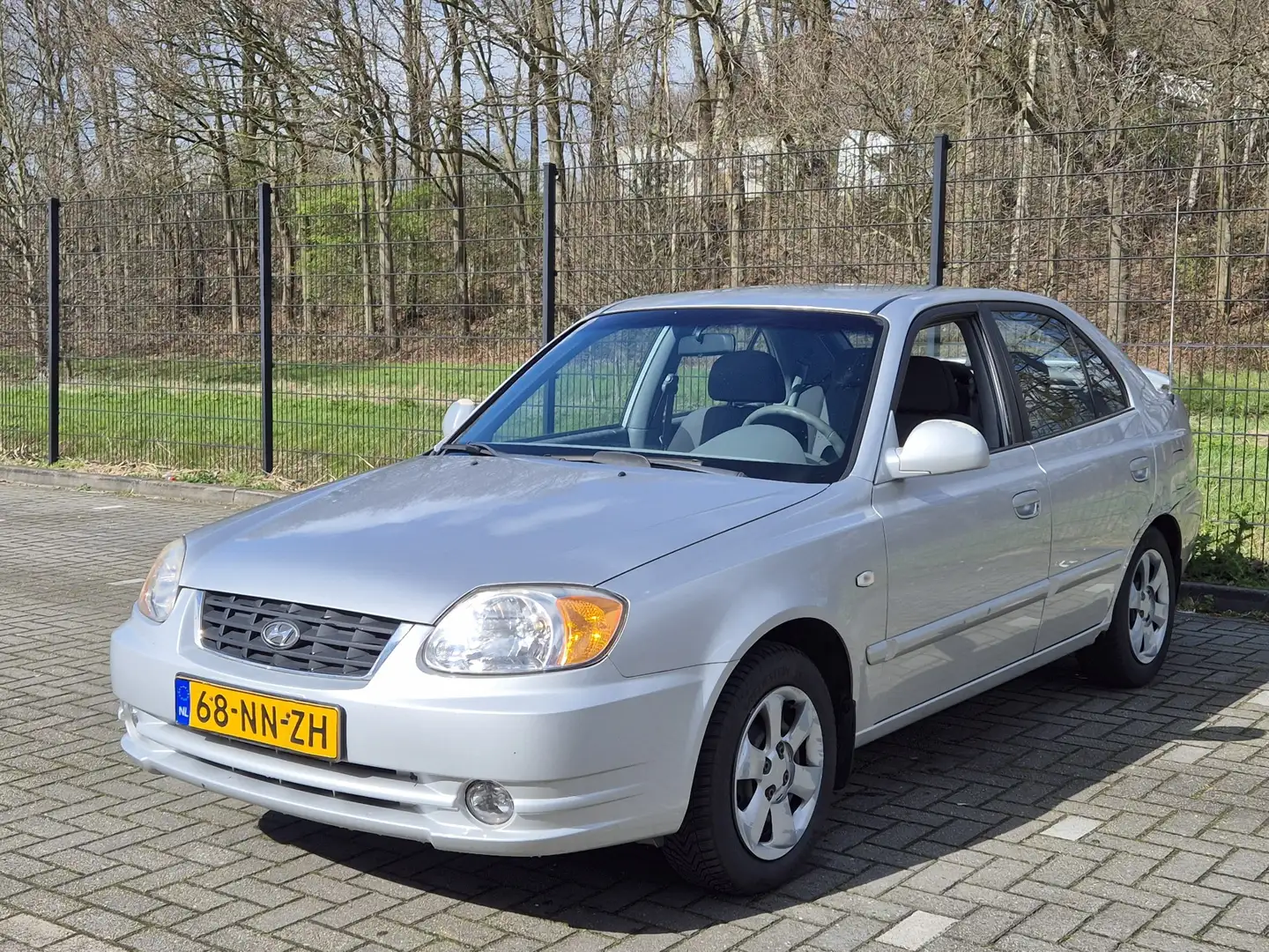 Hyundai ACCENT 1.6i Dynamic Grau - 1