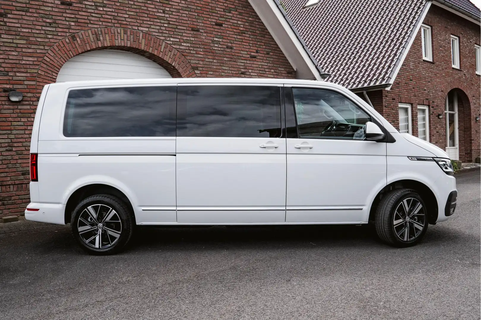 Volkswagen T6.1 Caravelle 2.0 TDI 204 PK DSG L2H1 A-KLEP DUB/CAB ACC | LED | Wit - 2