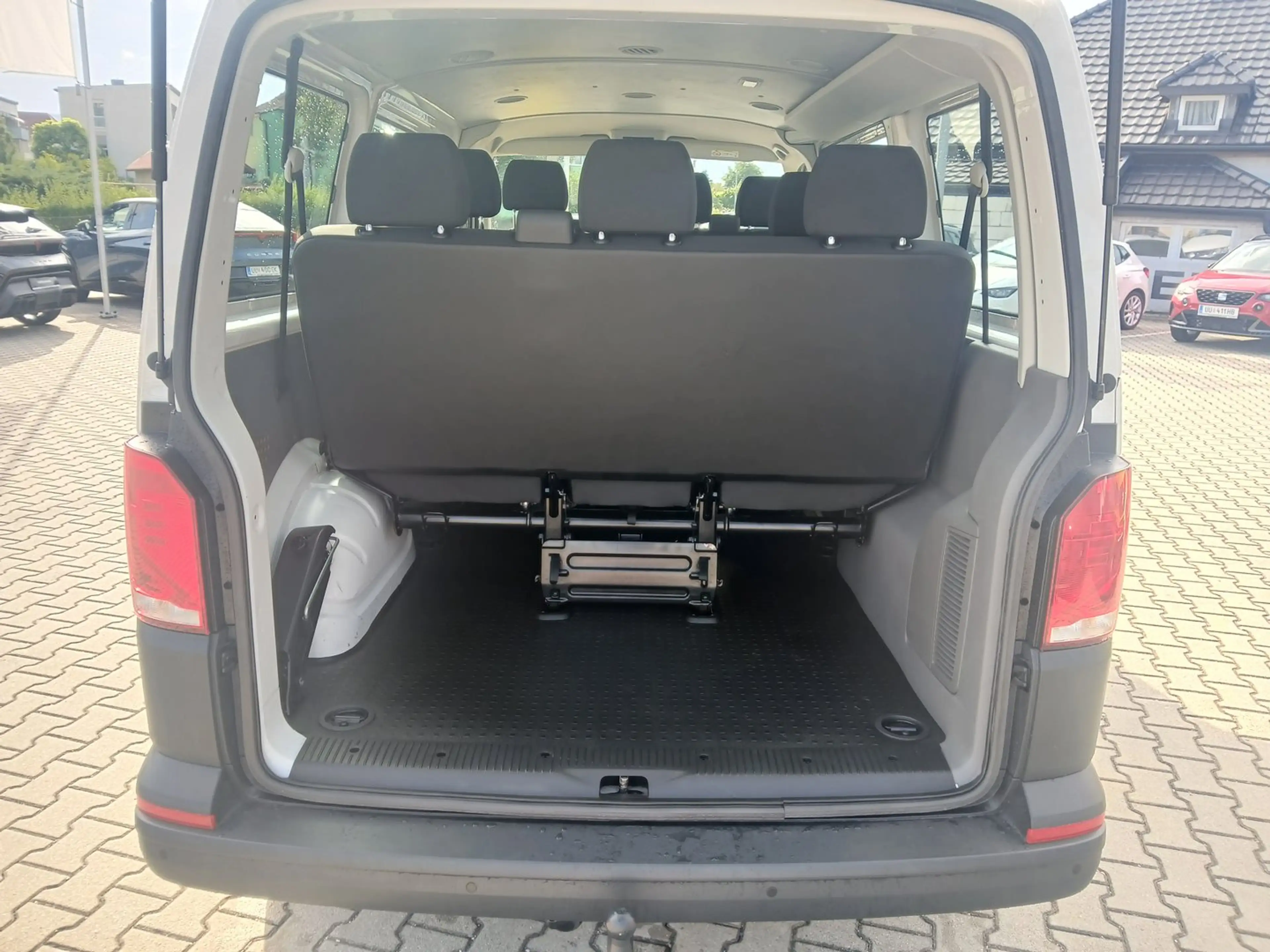 Volkswagen T6.1 Transporter Kombi TDI — photo 9