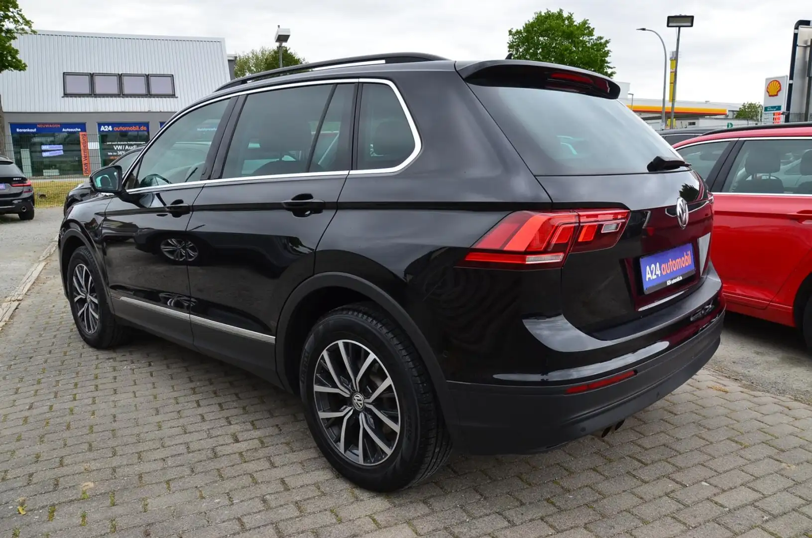 Volkswagen Tiguan 1.5 TSI Comfortline LED Navi AHK elektr. Heckklapp Schwarz - 2