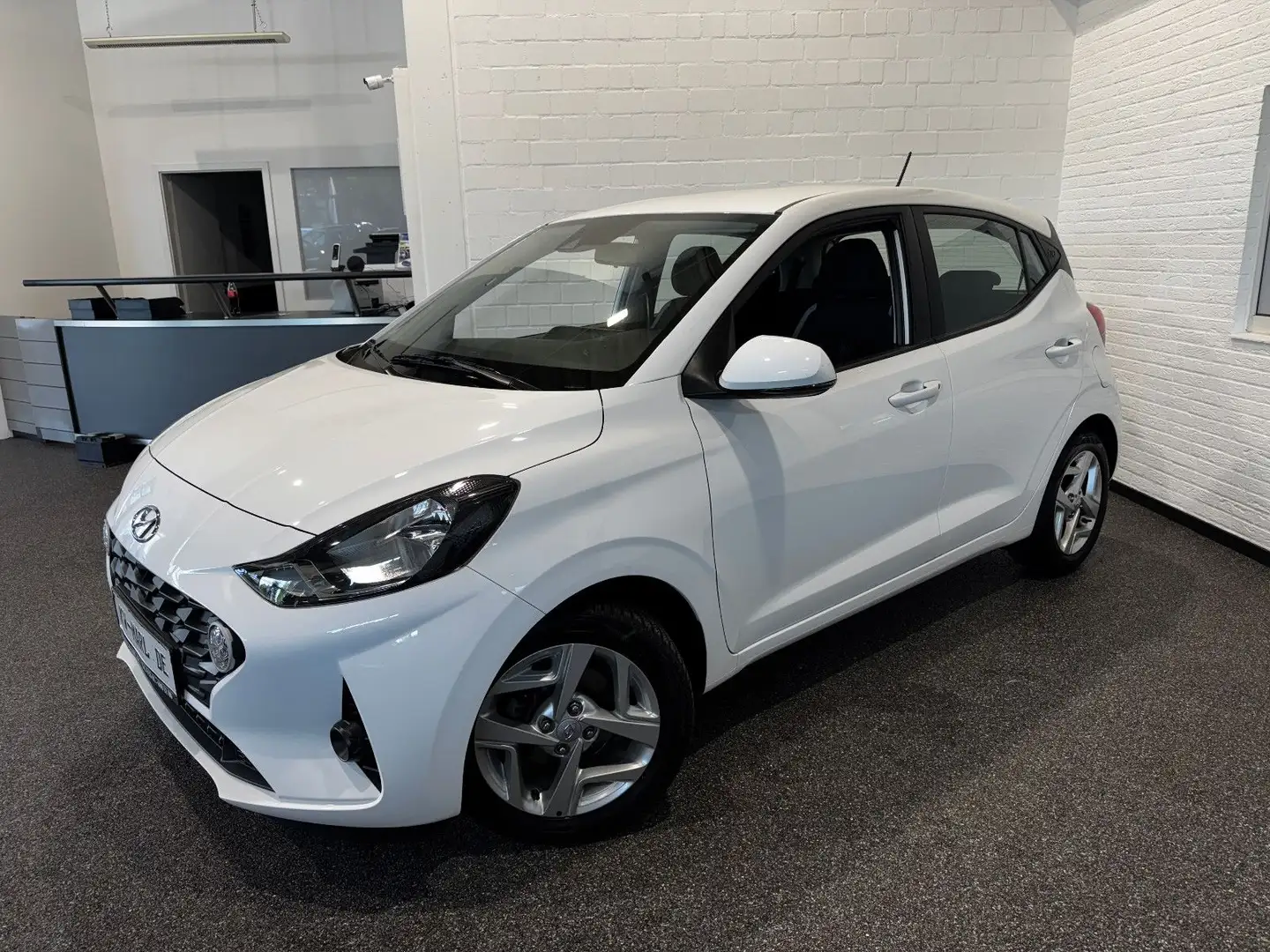 Hyundai i10 Trend AUTOM.KLIMA SITZHEIZ.PDC Weiß - 2