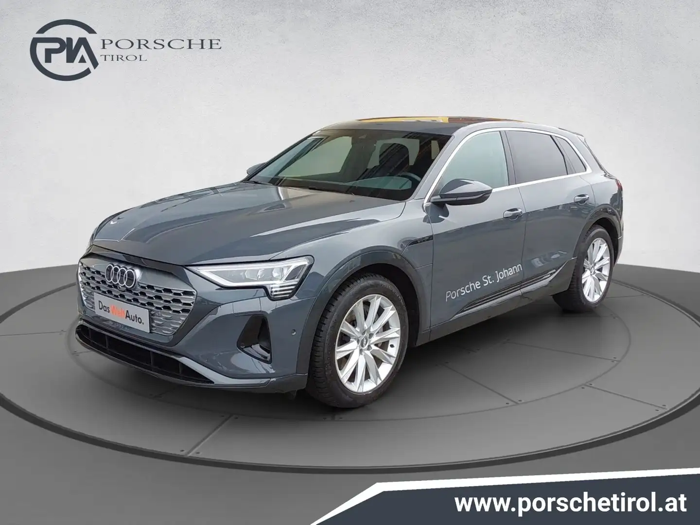 Audi Q8 55 e-tron quattro business Grijs - 1