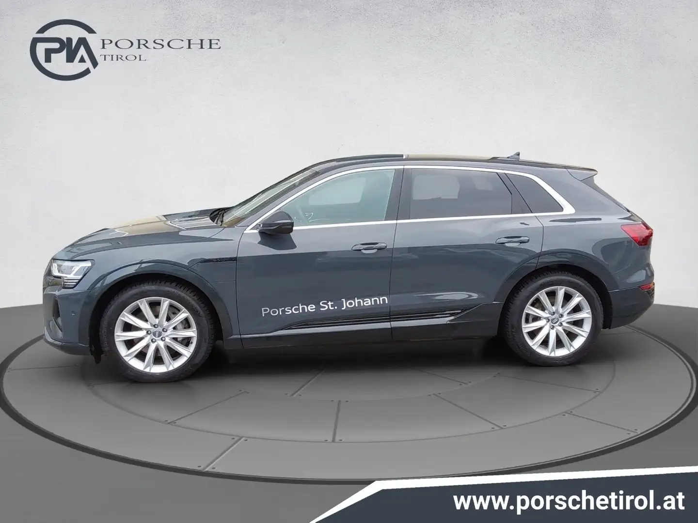 Audi Q8 55 e-tron quattro business Grijs - 2