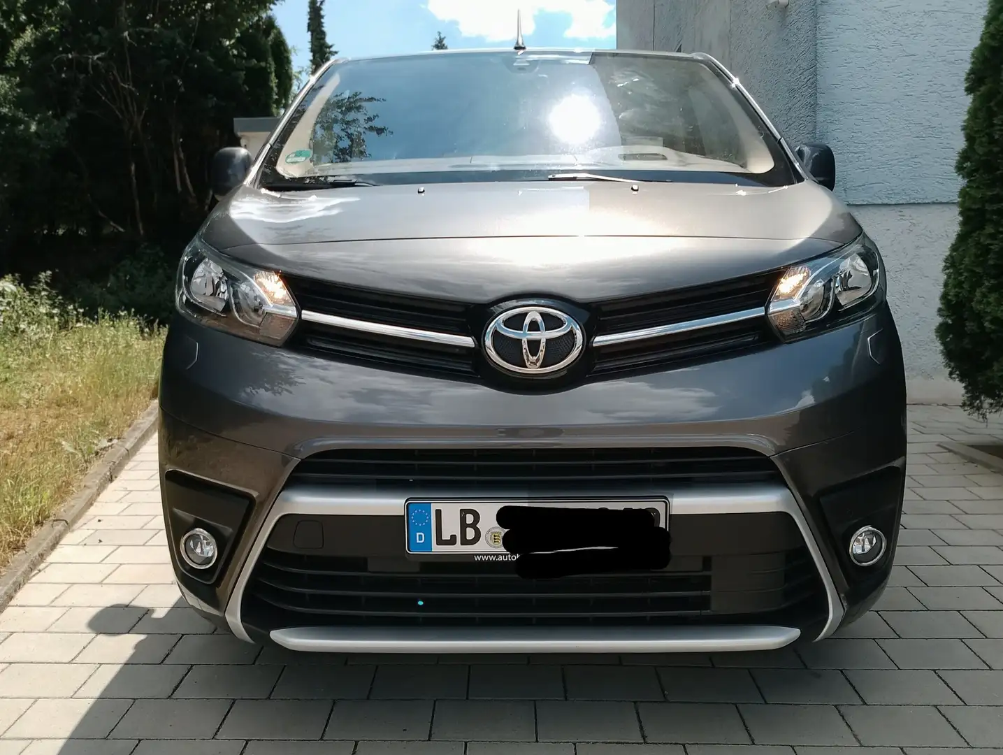 Toyota Proace 2,0-l-D-4D L2 Autm. Comfort Grau - 1