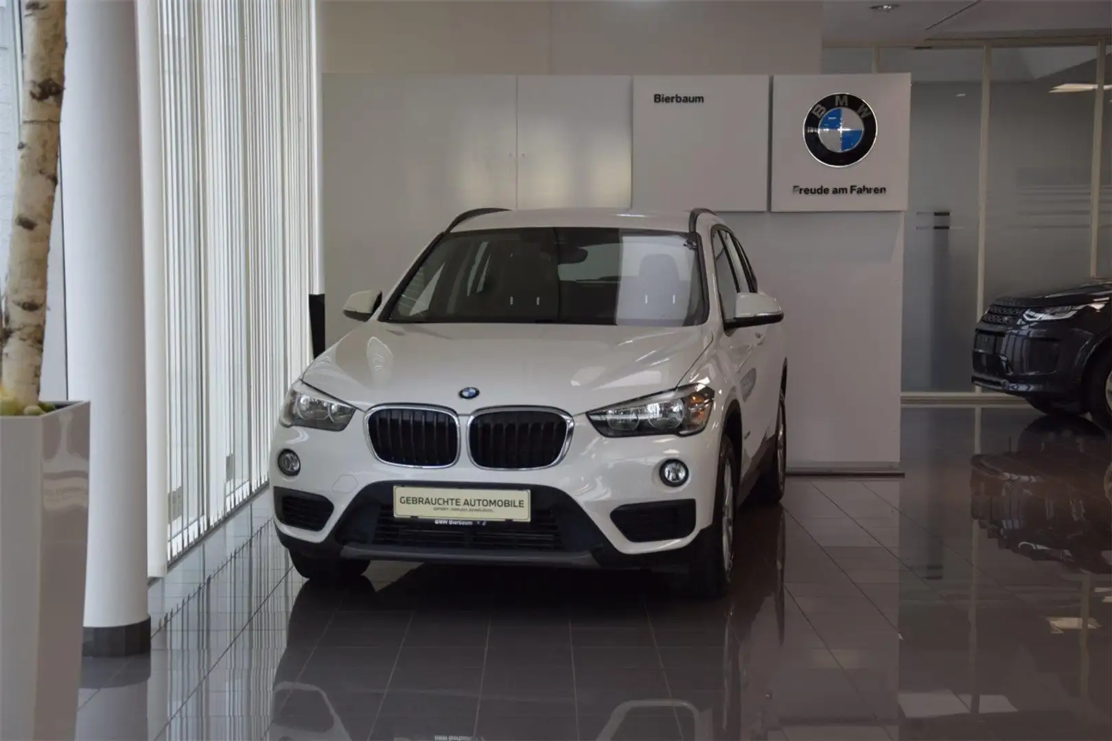BMW X1 sDrive18i Weiß - 2