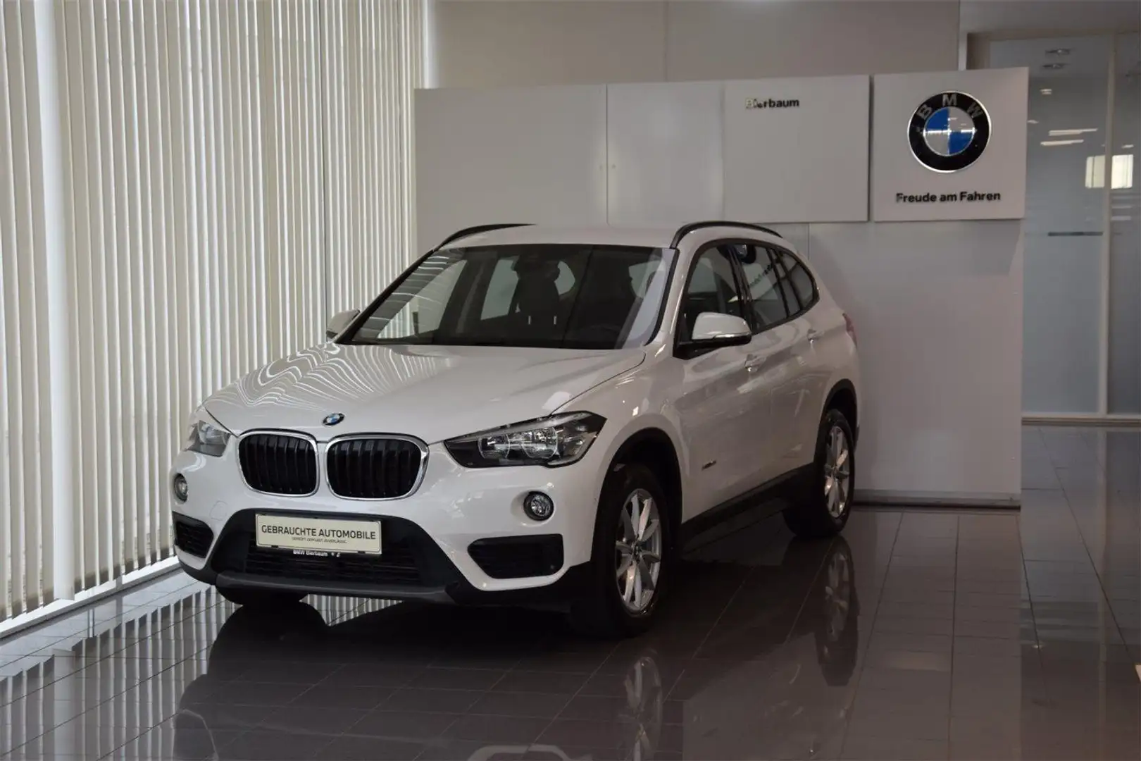 BMW X1 sDrive18i Weiß - 1
