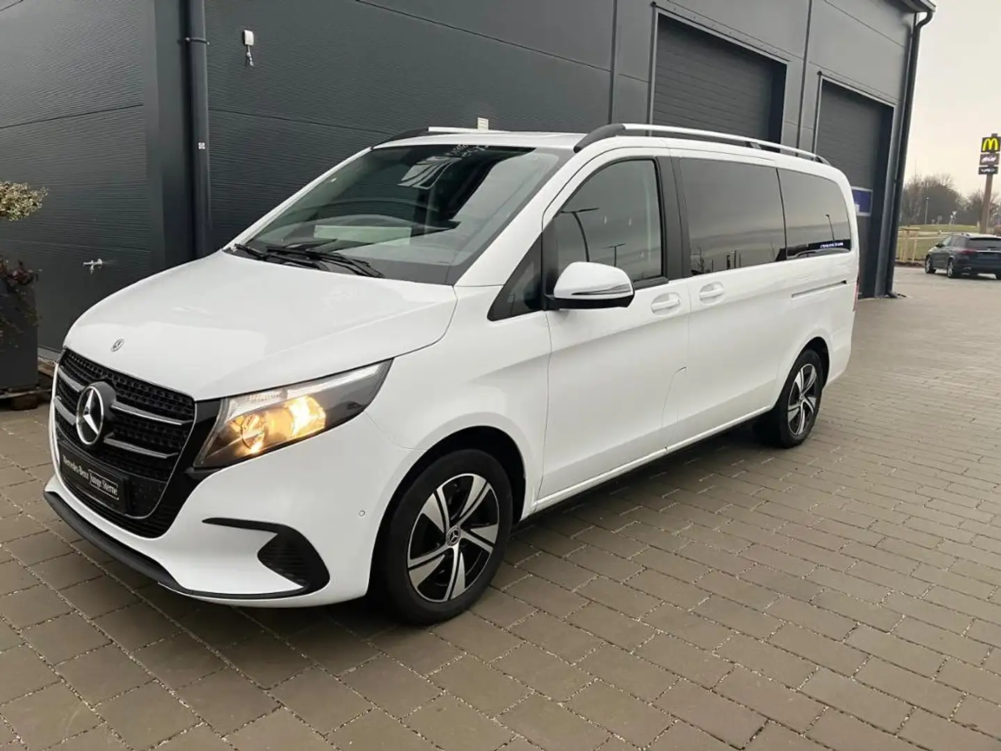 Mercedes-Benz V 220 d Lang *MBUX*Distronic*StandHZ*Kamera*AHK* Weiß - 2