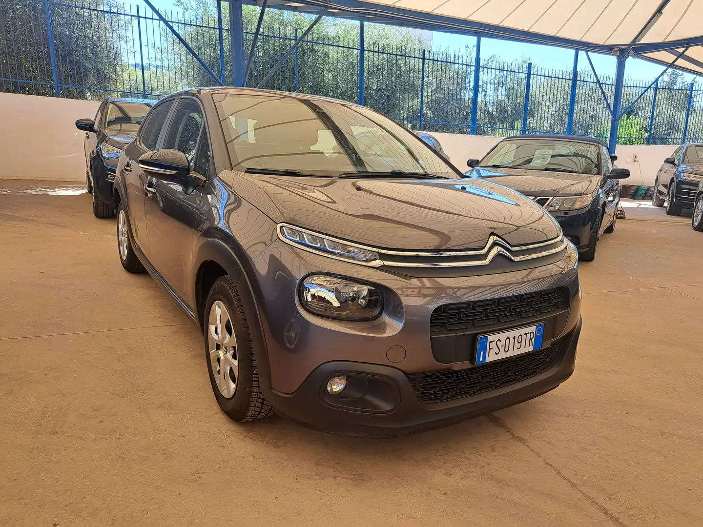 Citroen C3 C3 III 2018 1.2 BENZ. PureTech 110CV S&S Feel Grijs - 1