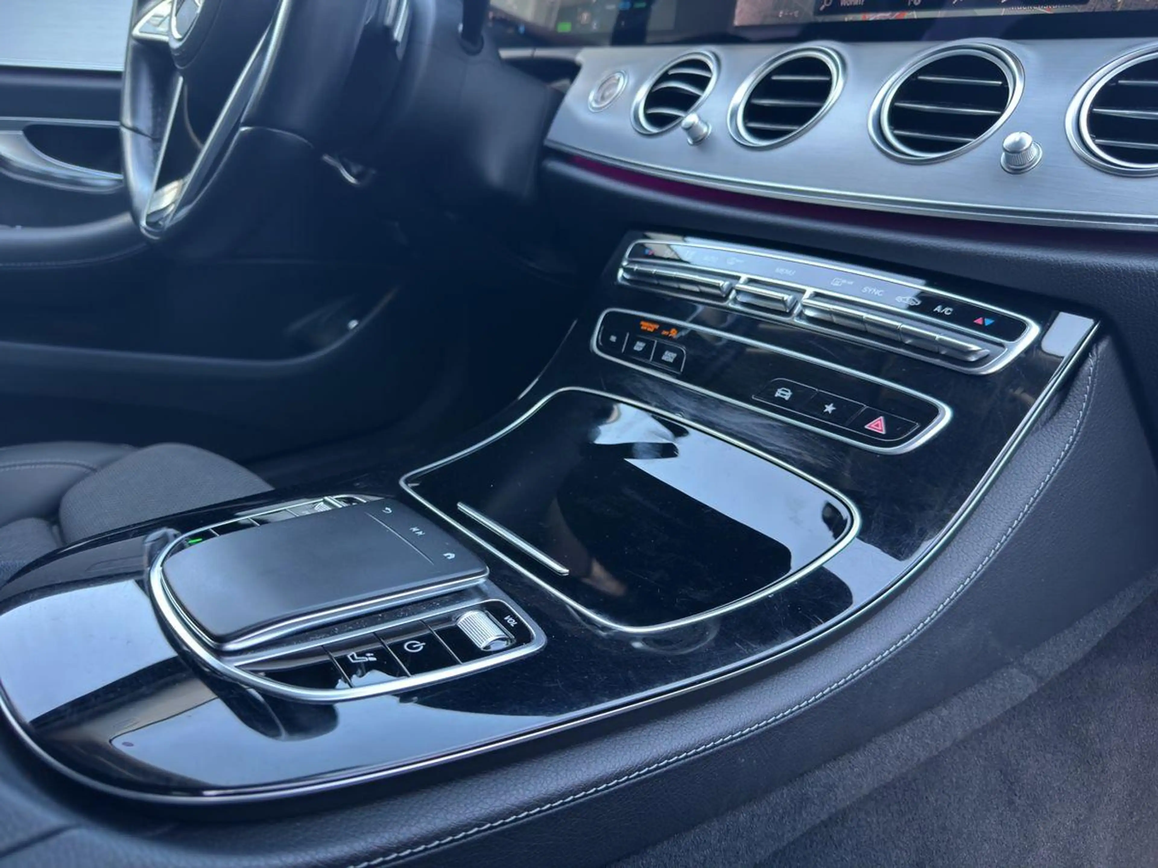 Mercedes-Benz E 220 T d Avantgarde Mild-Hybrid MBUX LED Kamera — photo 11