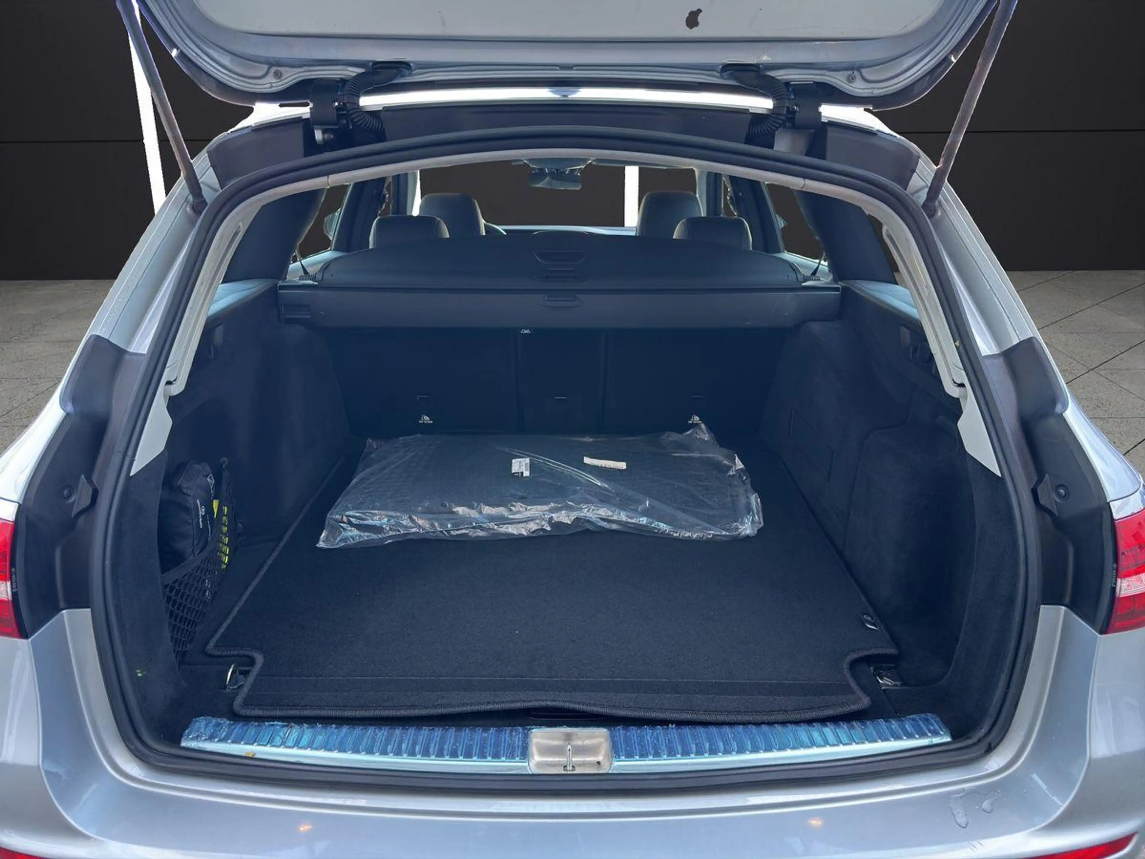 Mercedes-Benz E 220 T d Avantgarde Mild-Hybrid MBUX LED Kamera — photo 15