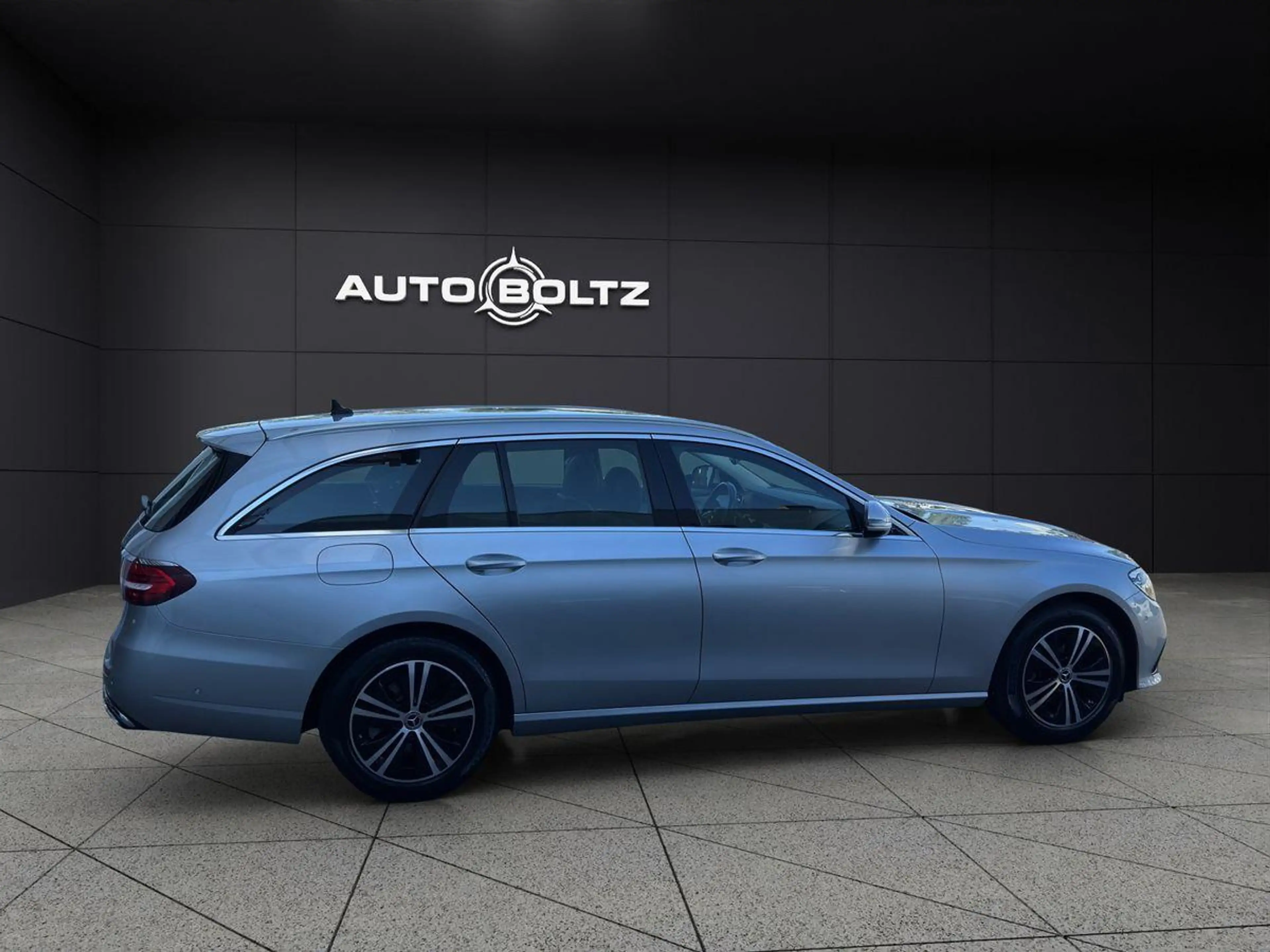 Mercedes-Benz E 220 T d Avantgarde Mild-Hybrid MBUX LED Kamera — photo 7