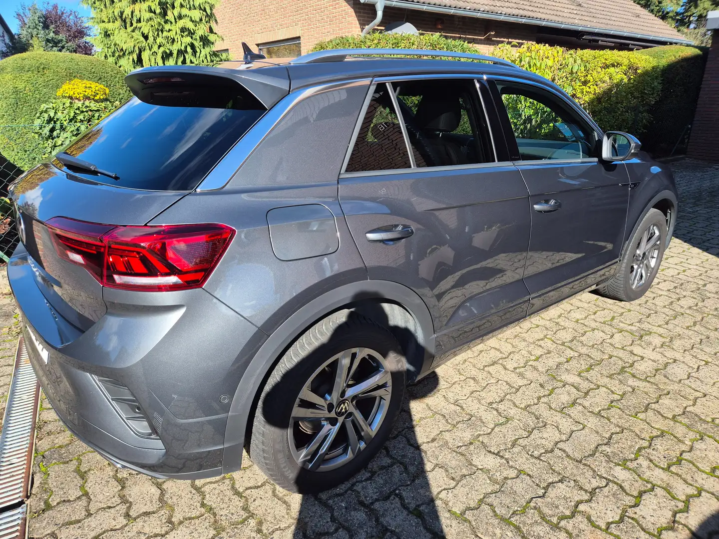 Volkswagen T-Roc R-Line NAV LED APPLINK ACC PDC APA AHK ALLSEASON Grey - 2