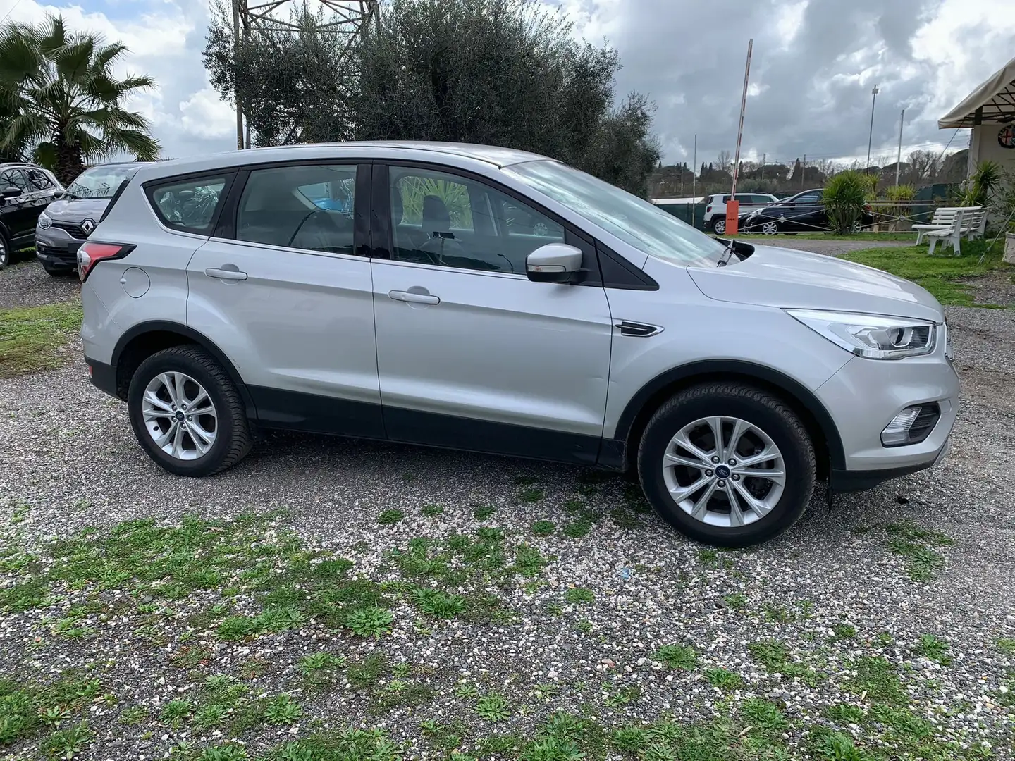 Ford Kuga 1.5 tdci Titanium s Grijs - 2