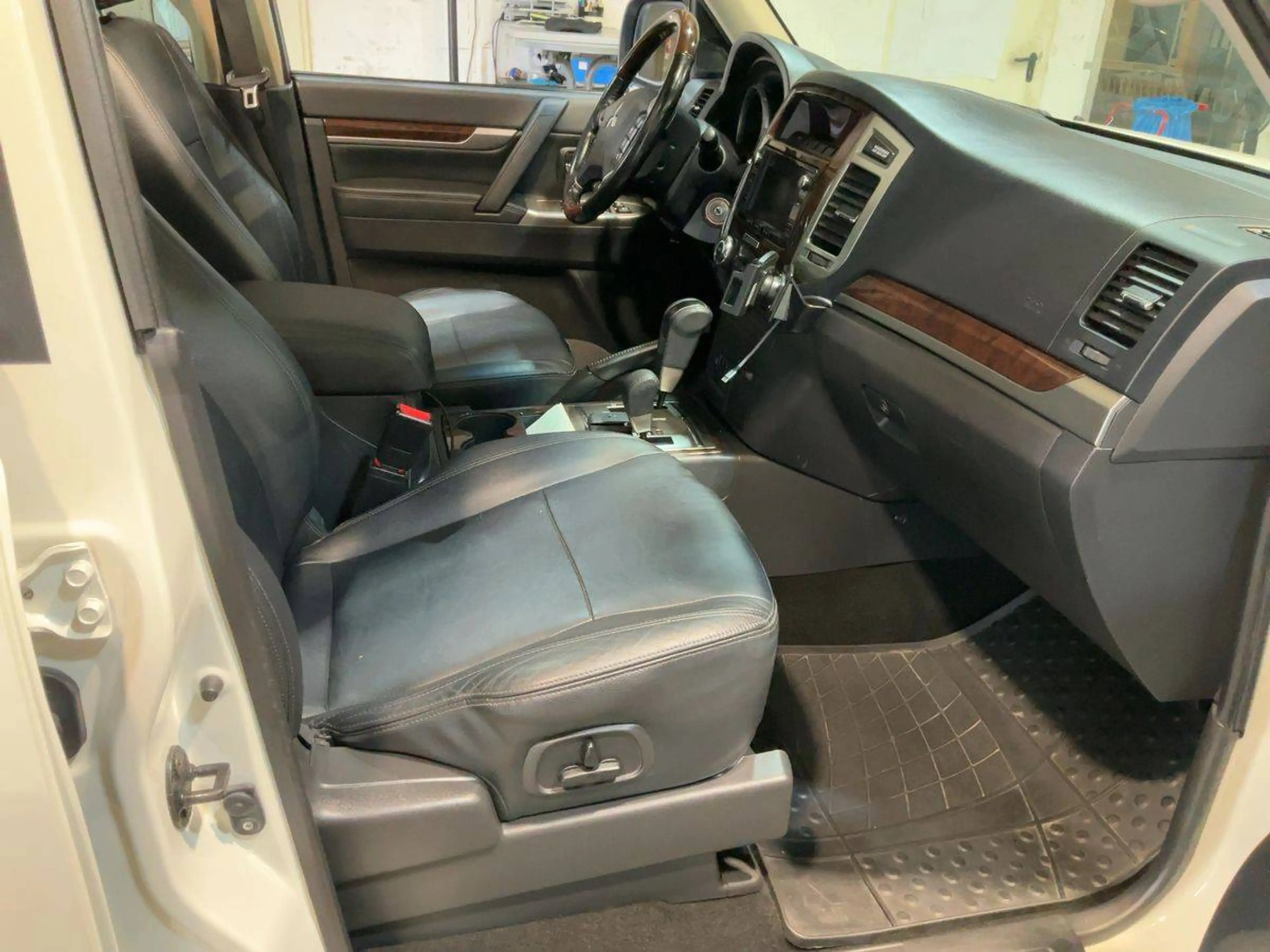 Mitsubishi Pajero 3.2 DI-D Top *Navi| Xenon| Kamera| AHK* — photo 3