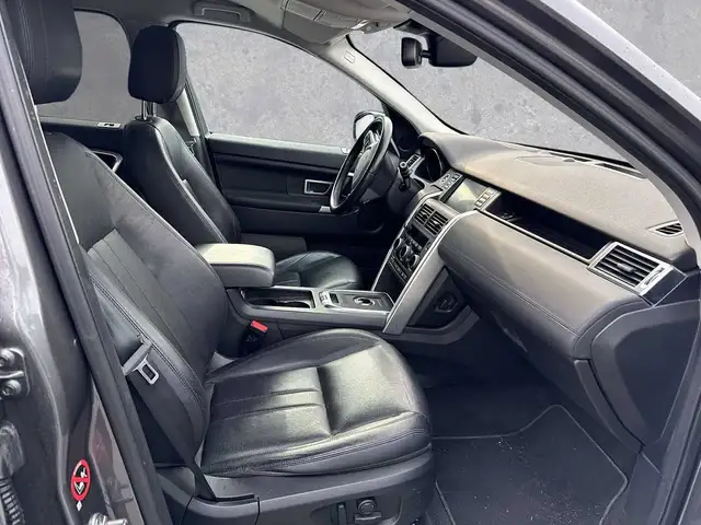 Land Rover Discovery Sport view 3