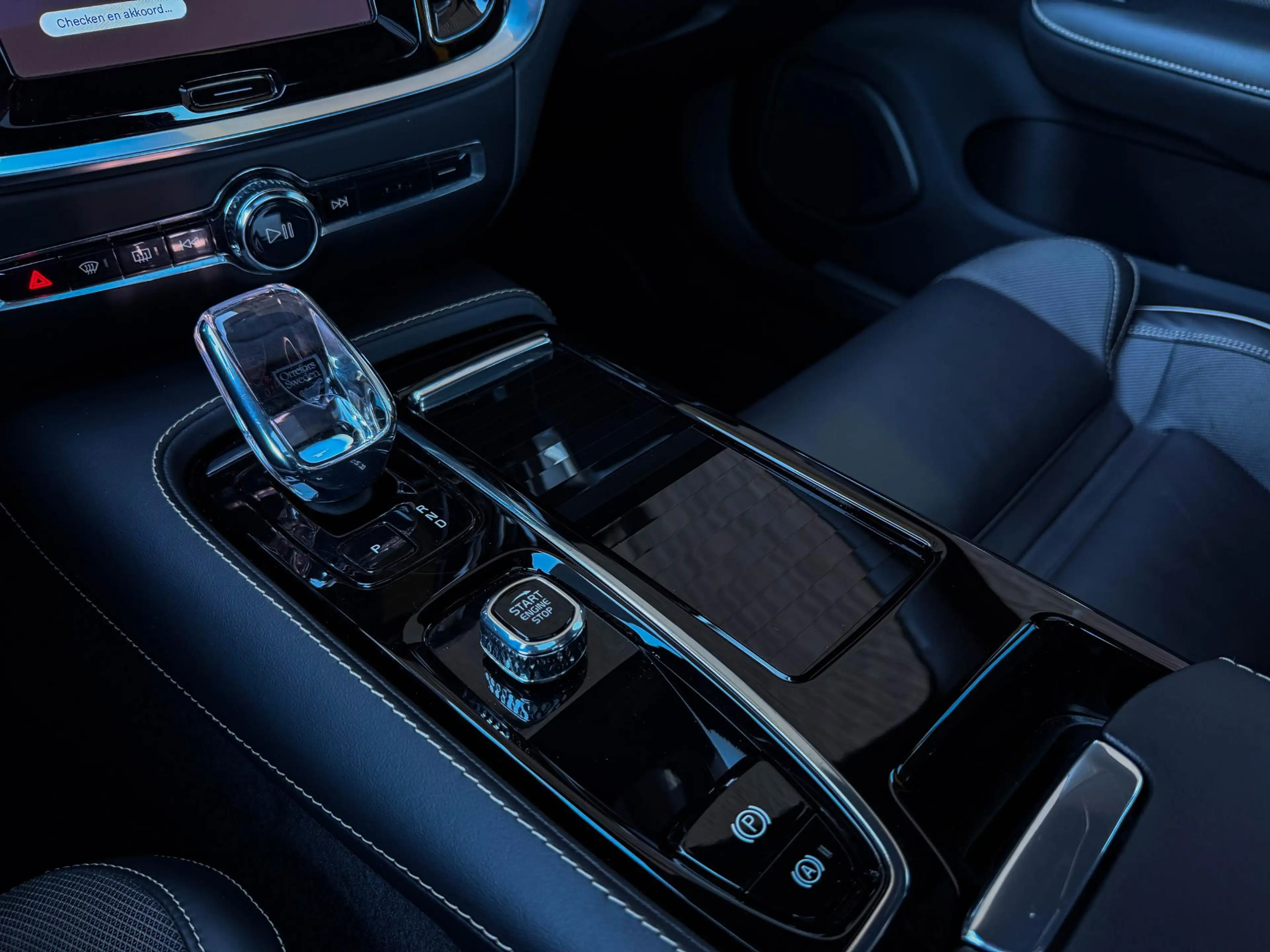Volvo S60 2.0 T8 AWD Polestar | Pano | 20"| B&W | HUD | Bli — photo 19