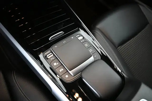 Mercedes-Benz GLB view 25
