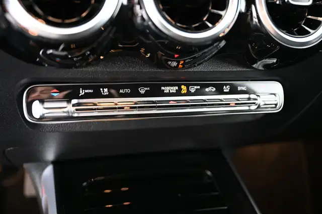 Mercedes-Benz GLB view 24