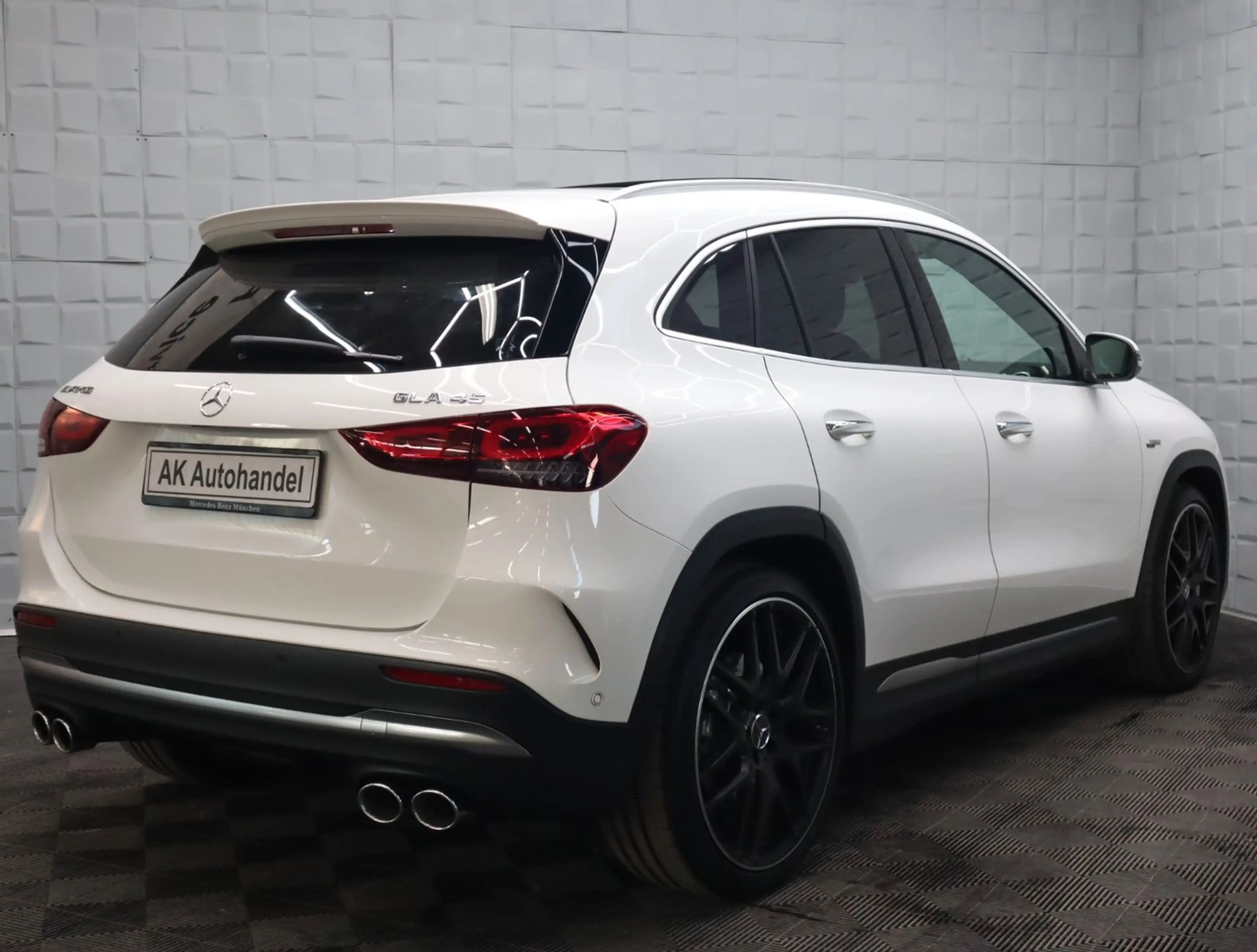 Mercedes-Benz GLA 45 AMG 4Matic LED Navi Alcantara Kam. PDC — photo 6