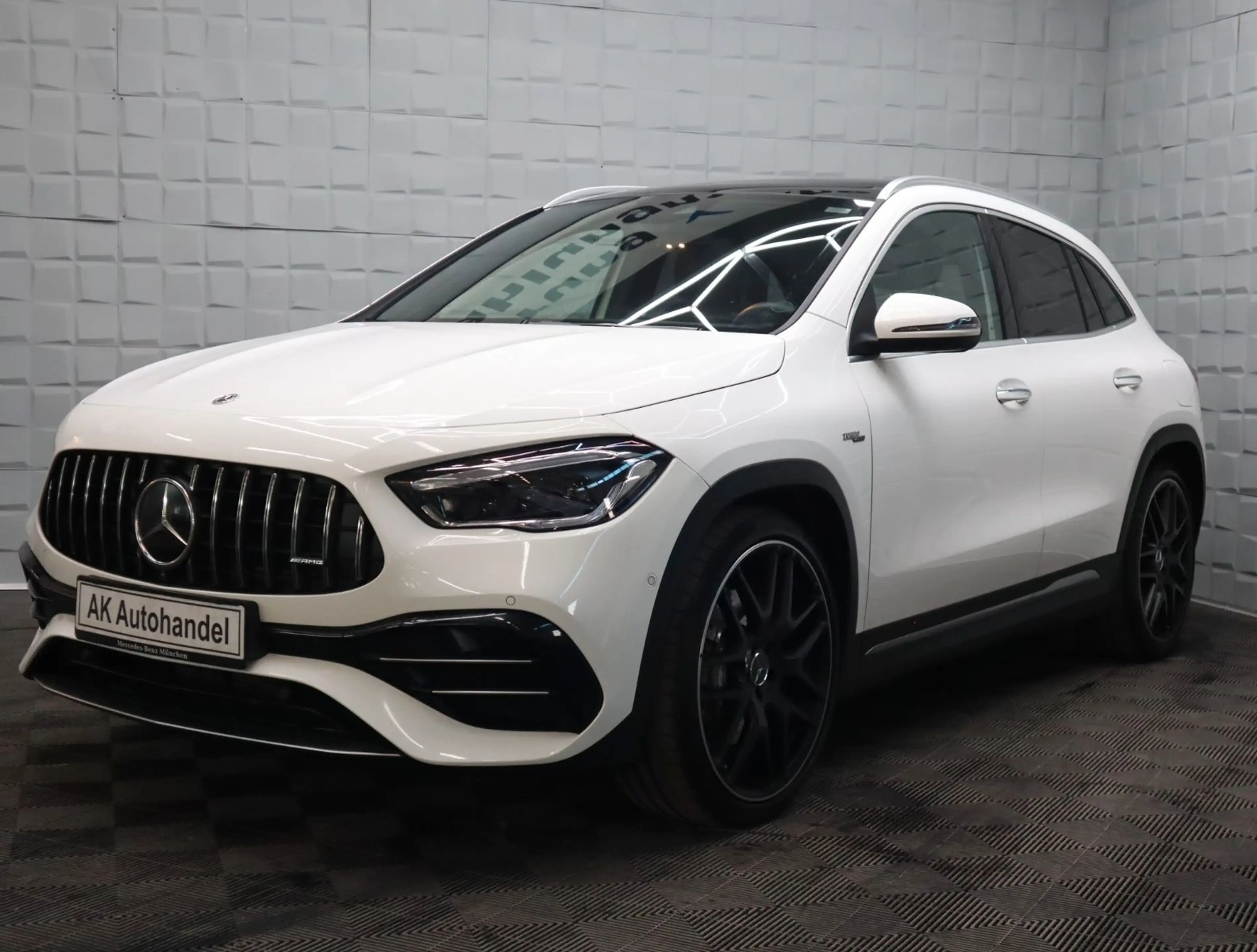 Mercedes-Benz GLA 45 AMG 4Matic LED Navi Alcantara Kam. PDC