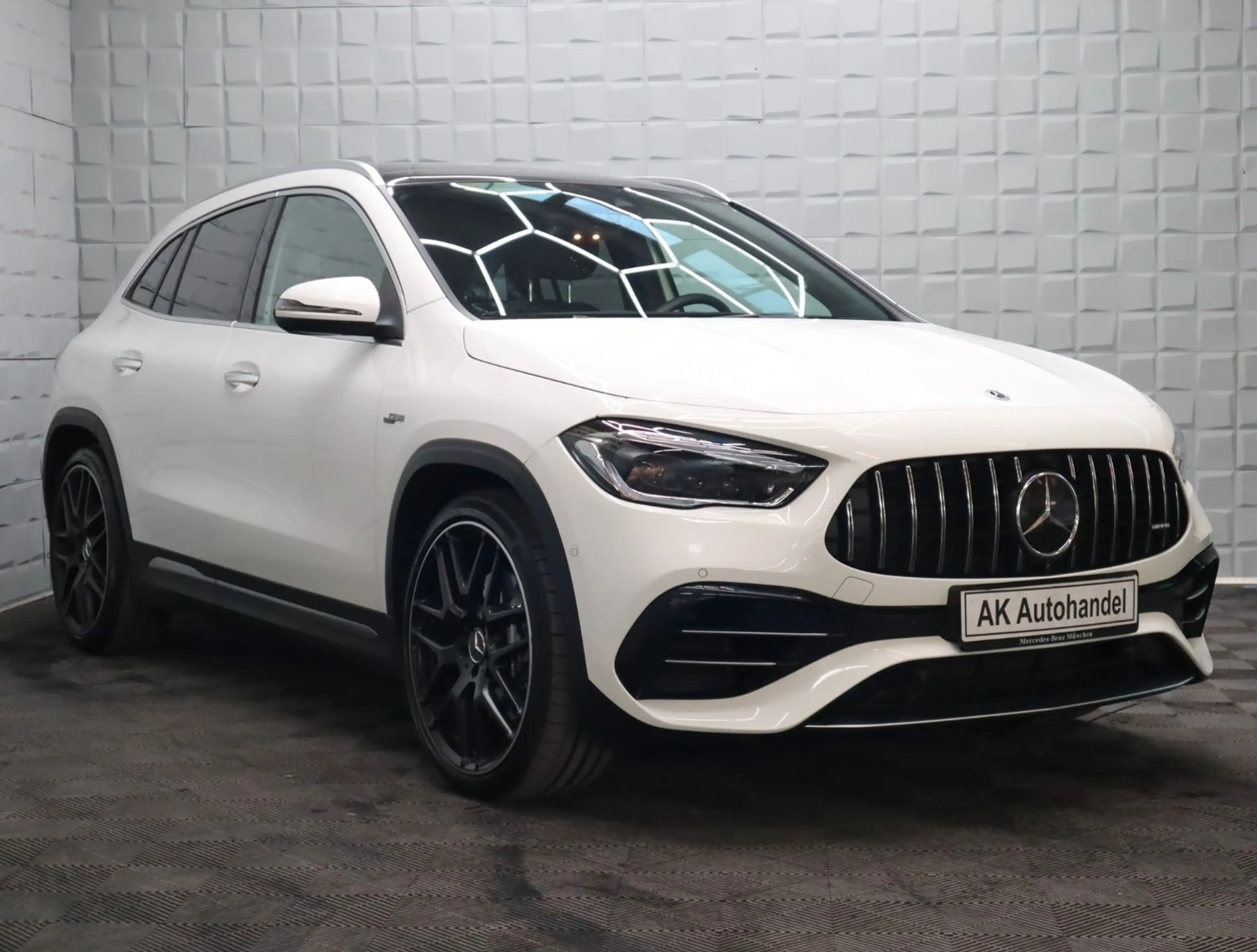 Mercedes-Benz GLA 45 AMG 4Matic LED Navi Alcantara Kam. PDC — photo 3