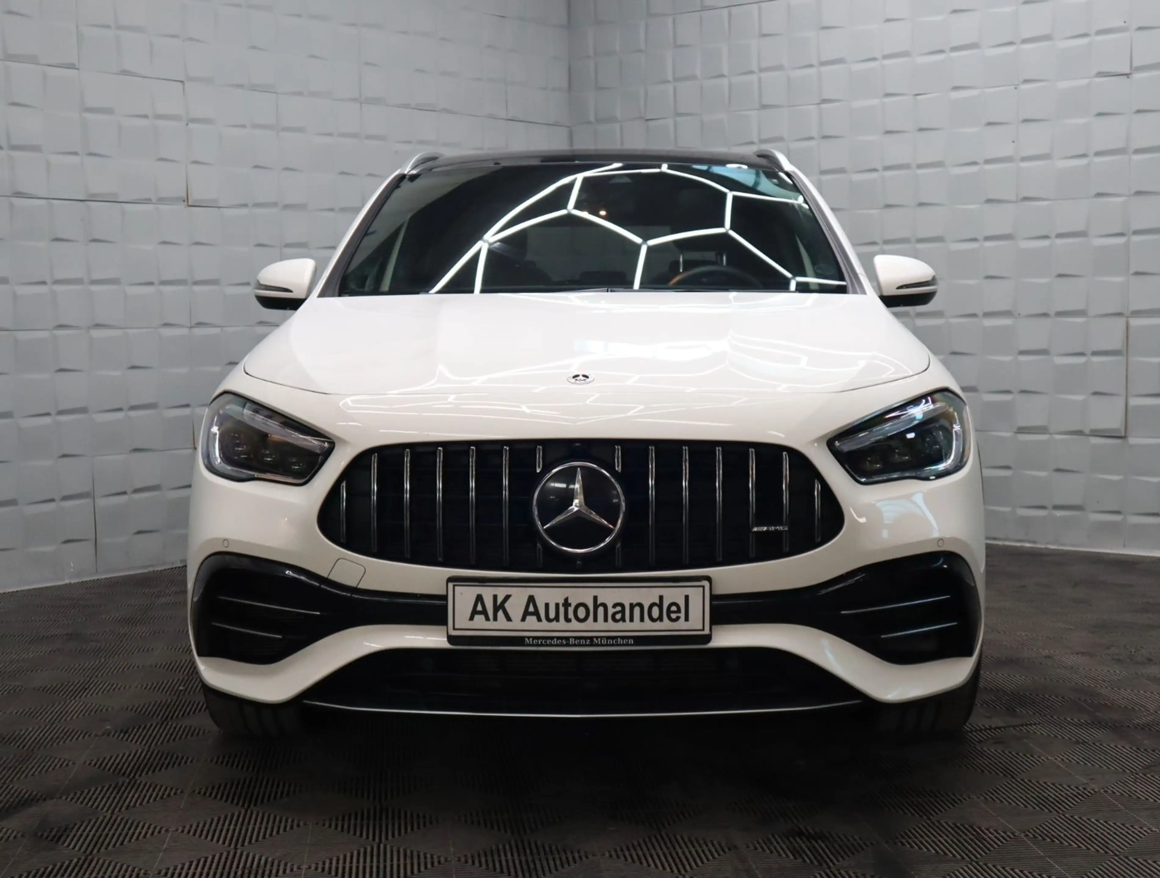 Mercedes-Benz GLA 45 AMG 4Matic LED Navi Alcantara Kam. PDC — photo 2