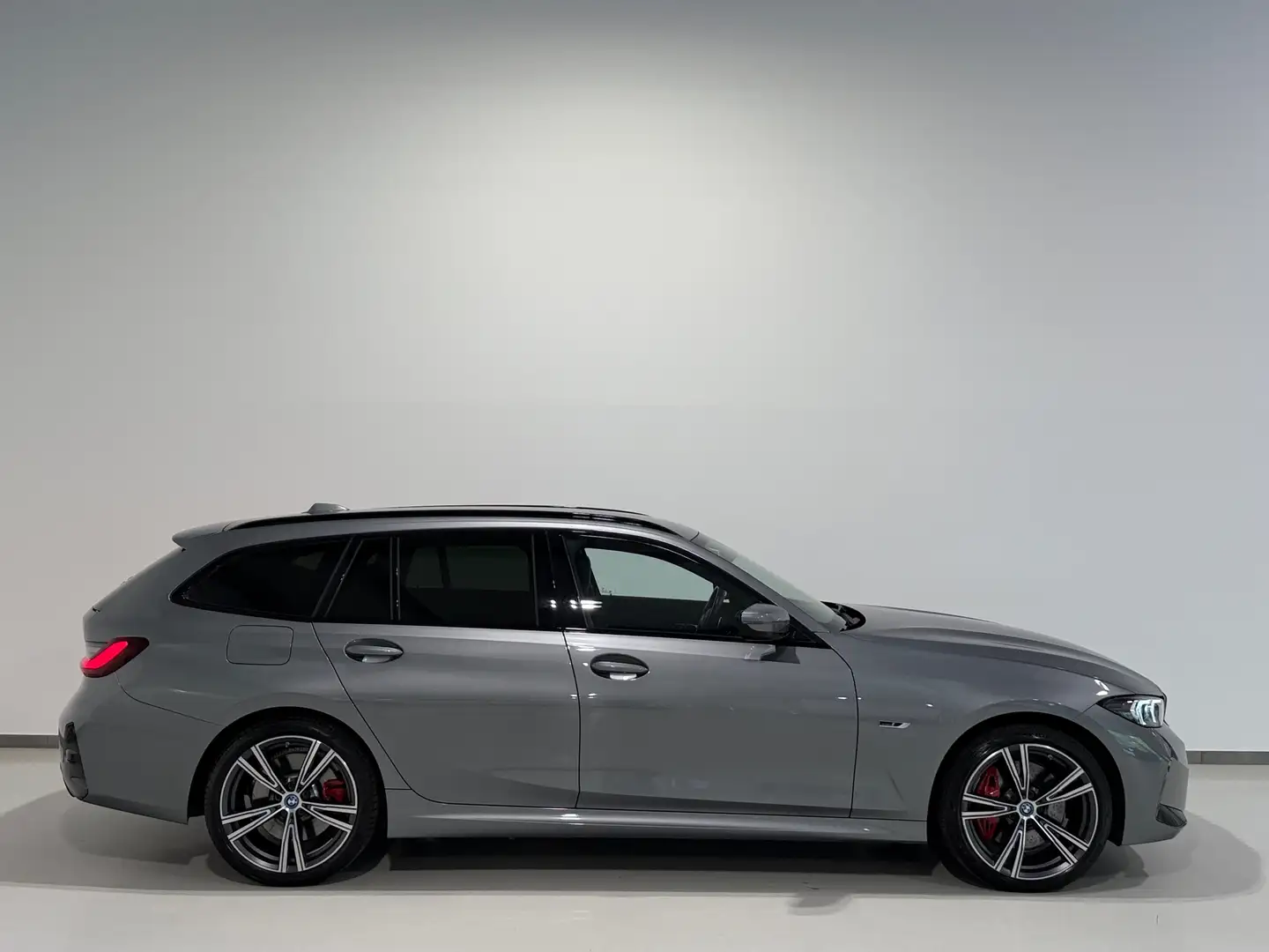 BMW 330 e xDrive G21 LCI Aut/M-Sport PRO/HEAD-UP/AHK/LED Grau - 2