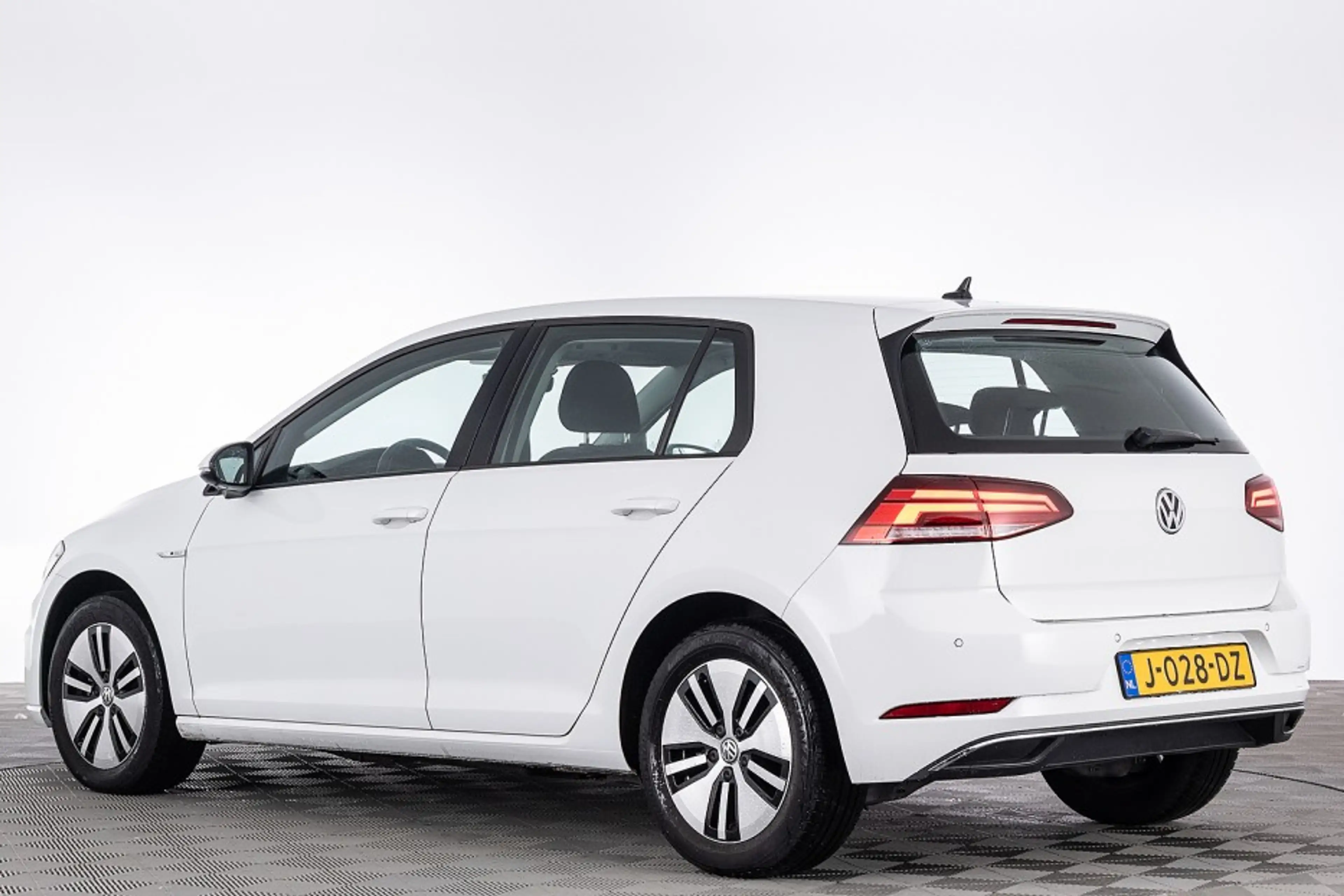 Volkswagen e-Golf E-DITION *SOH 90%* LED | VELGEN | NAVI ✅ 1e Eigena — photo 2