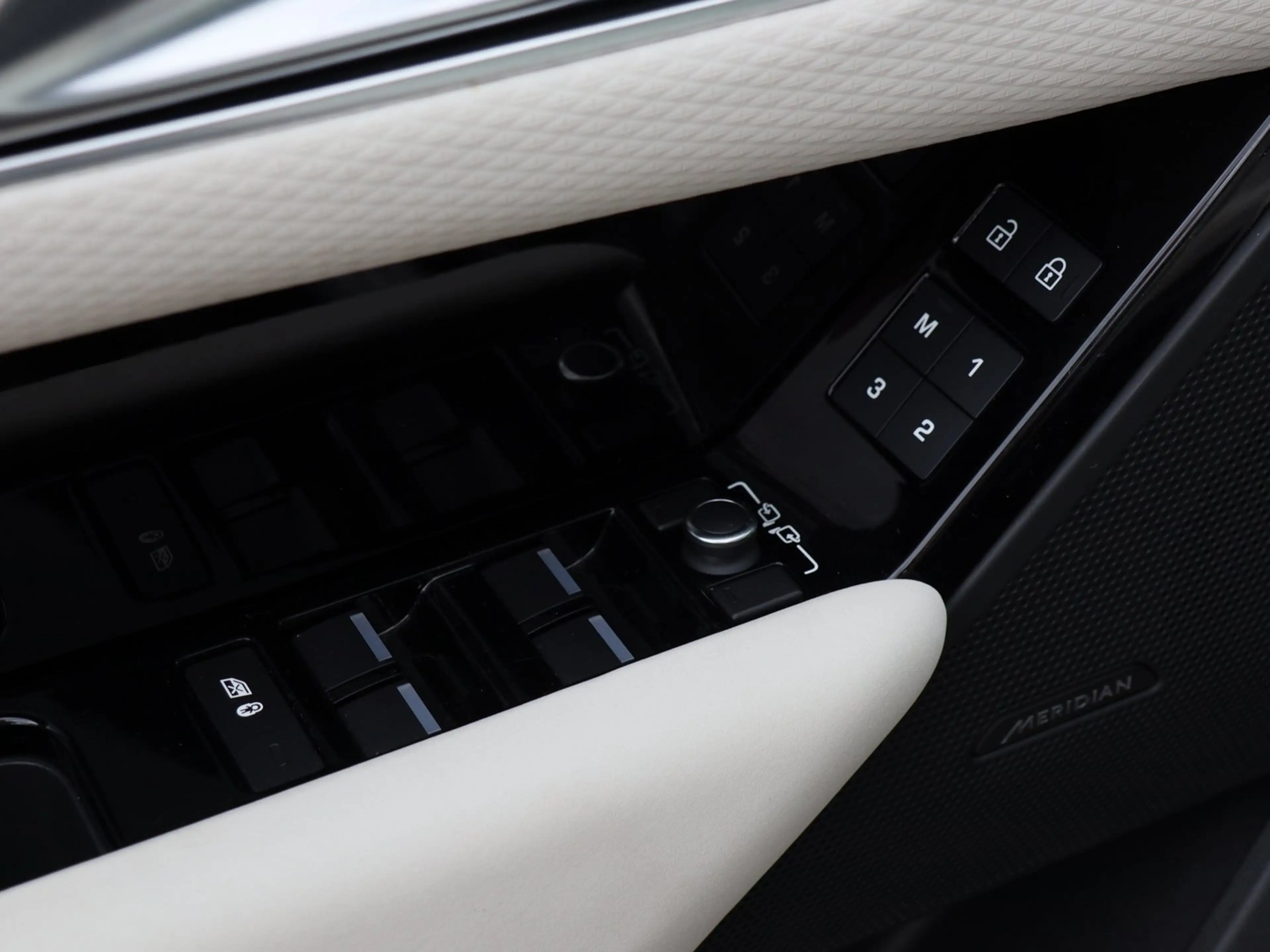 Land Rover Range Rover Velar D200 R-Dynamic SE — photo 13