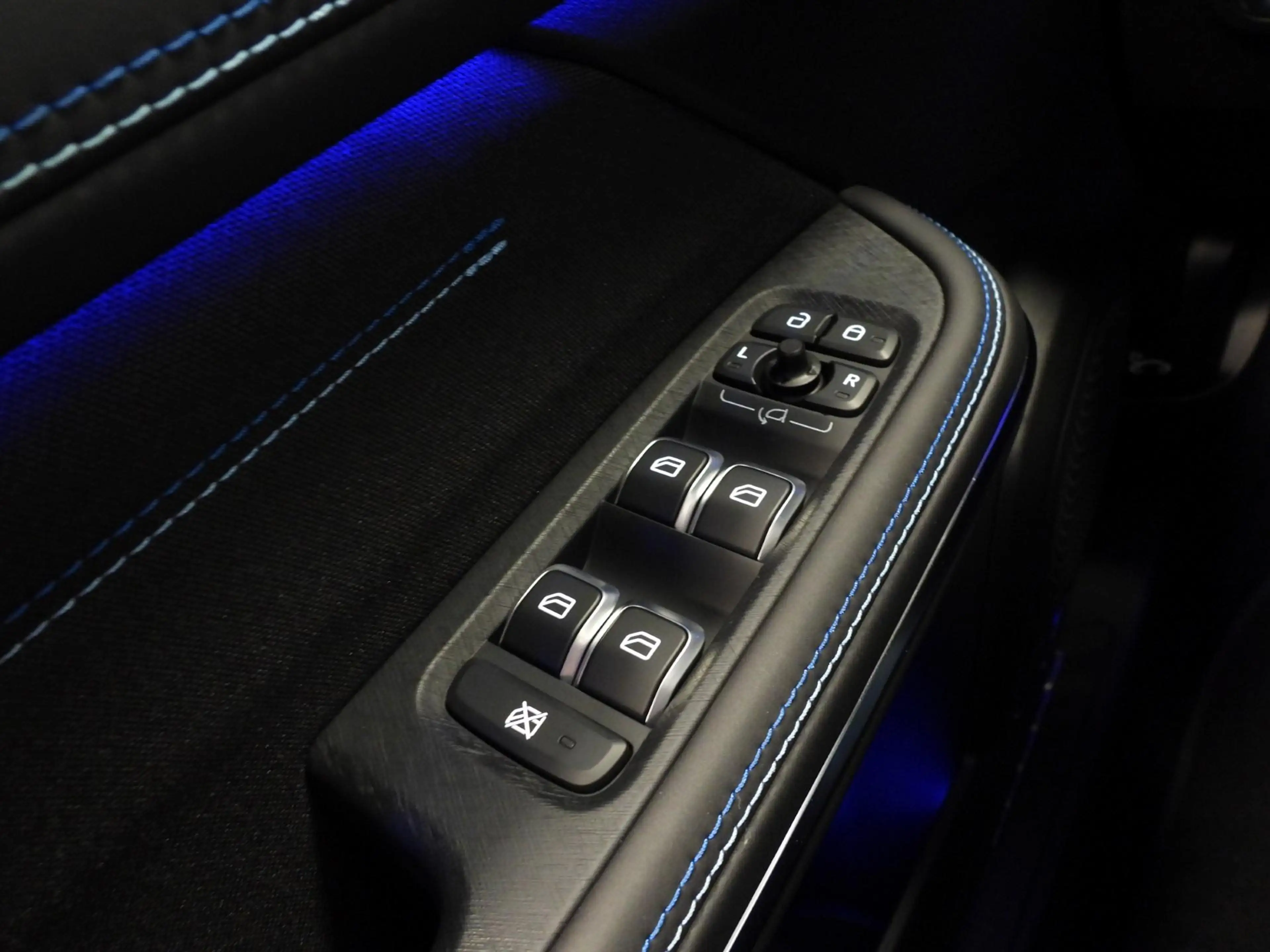 Lynk & Co 01 1.5 PHEV BlackLine TREKH./NAVI/360CAM/SCHUIFDAK/LE — photo 24