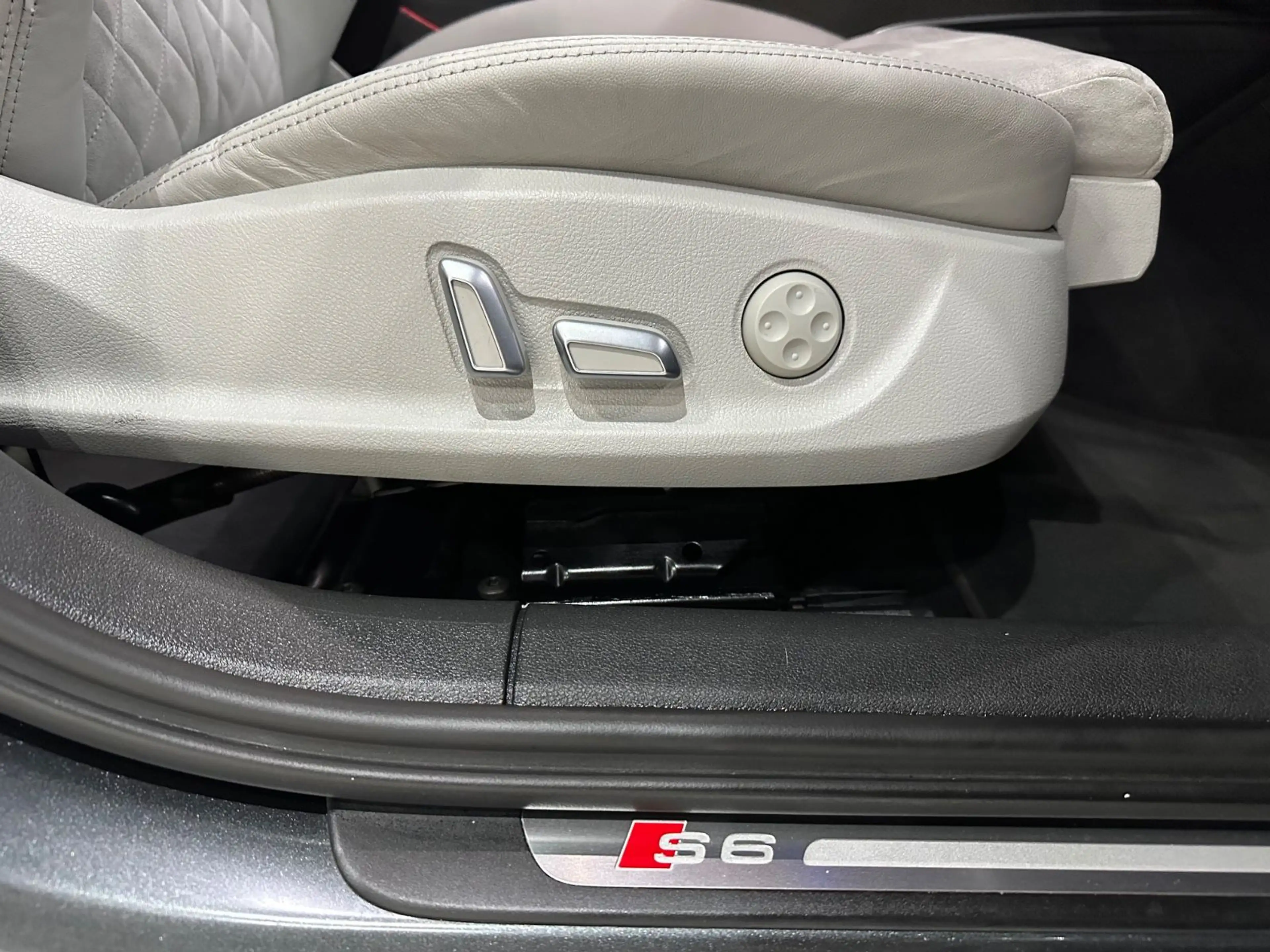 Audi S6 Lim. 4.0 TFSI quattro /BOSE /CARBON /Glasdach — photo 11
