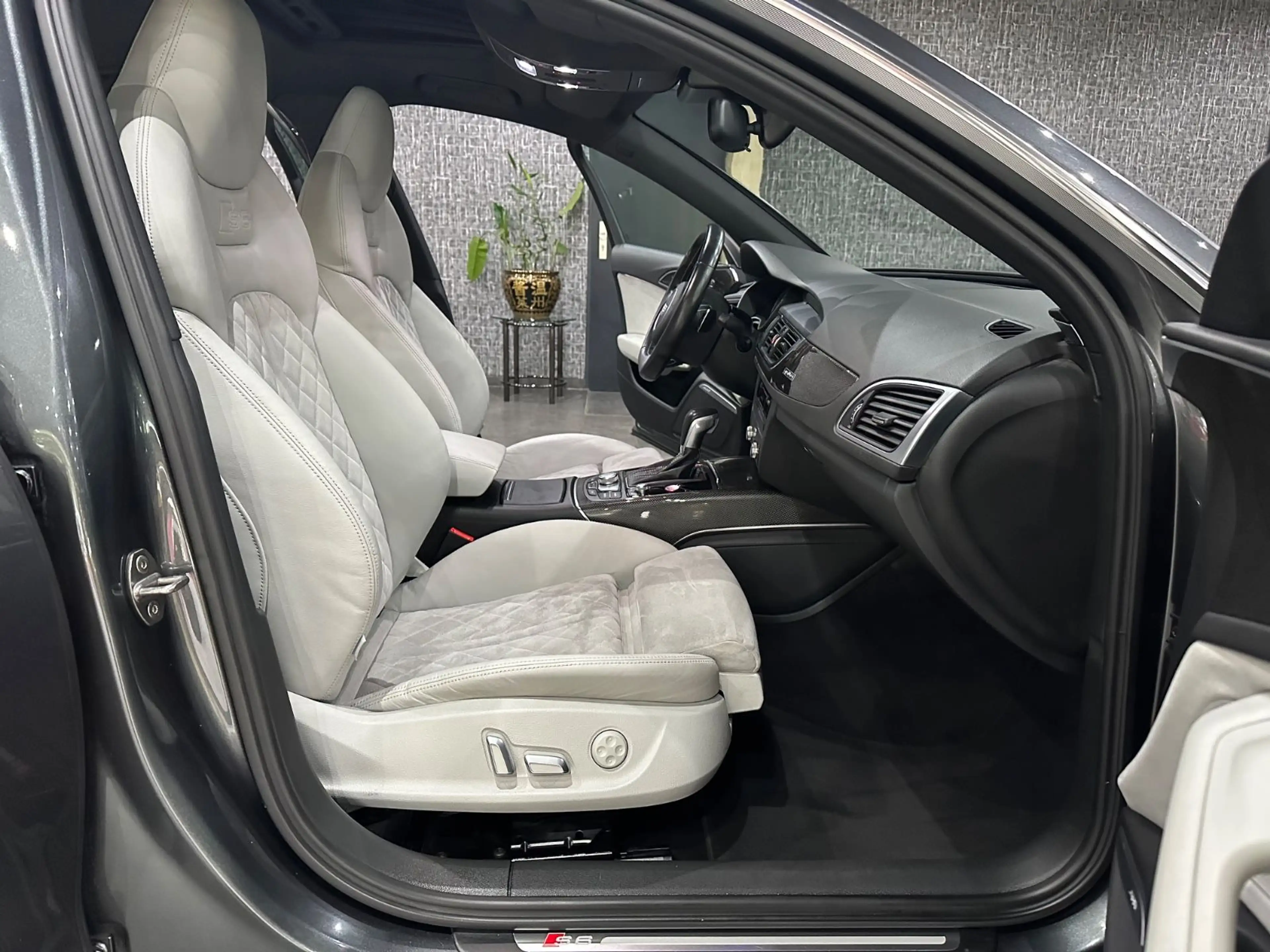 Audi S6 Lim. 4.0 TFSI quattro /BOSE /CARBON /Glasdach — photo 10
