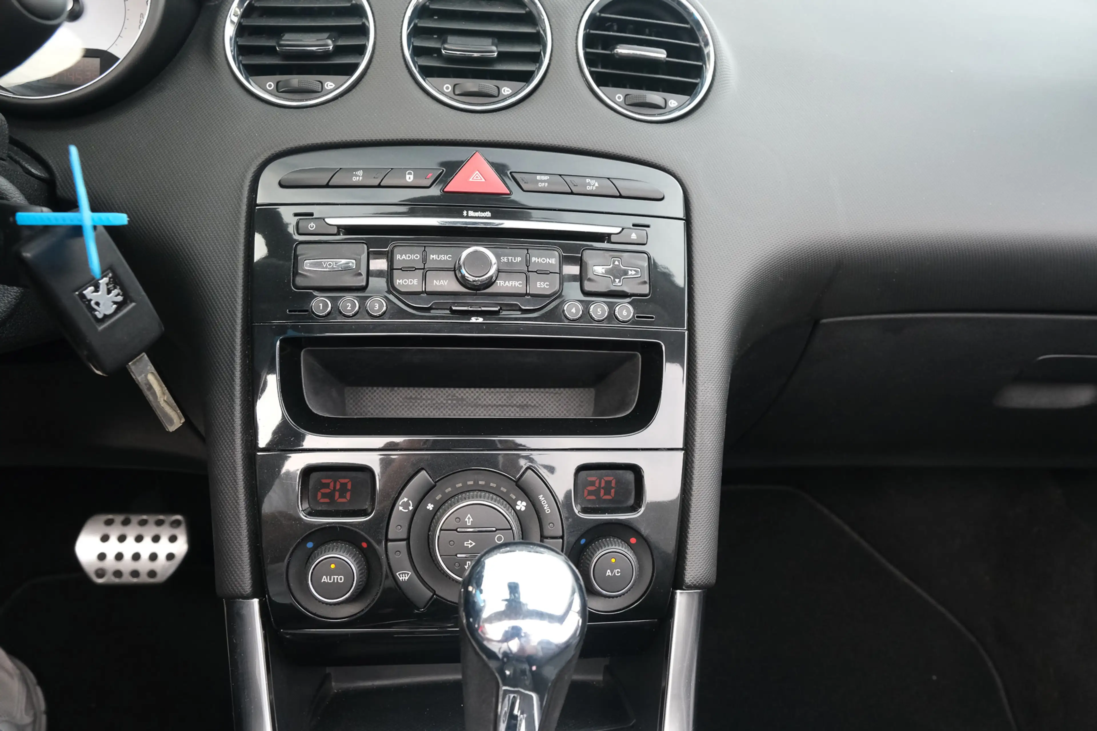 Peugeot 308 CC 1.6 THP Feline — photo 8