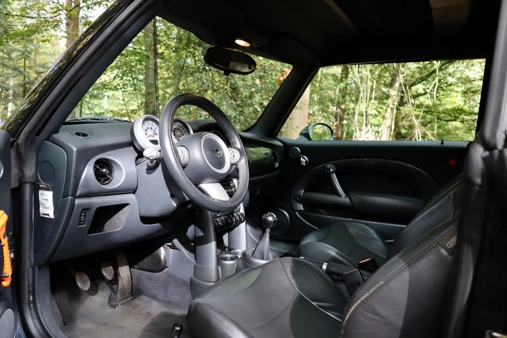 MINI Cooper Cabrio Cabrio 1.6 | Astro Black Metallic | Handgeschakeld Zwart - 2