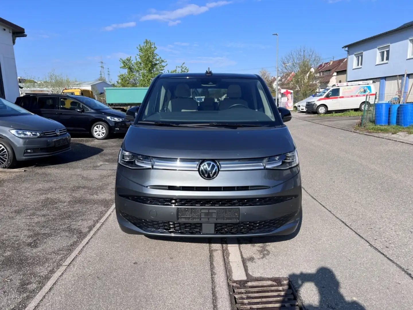 Volkswagen T7 Multivan Edition ACC PANO IQL StHZ H/K RFK 19'' Grau - 2