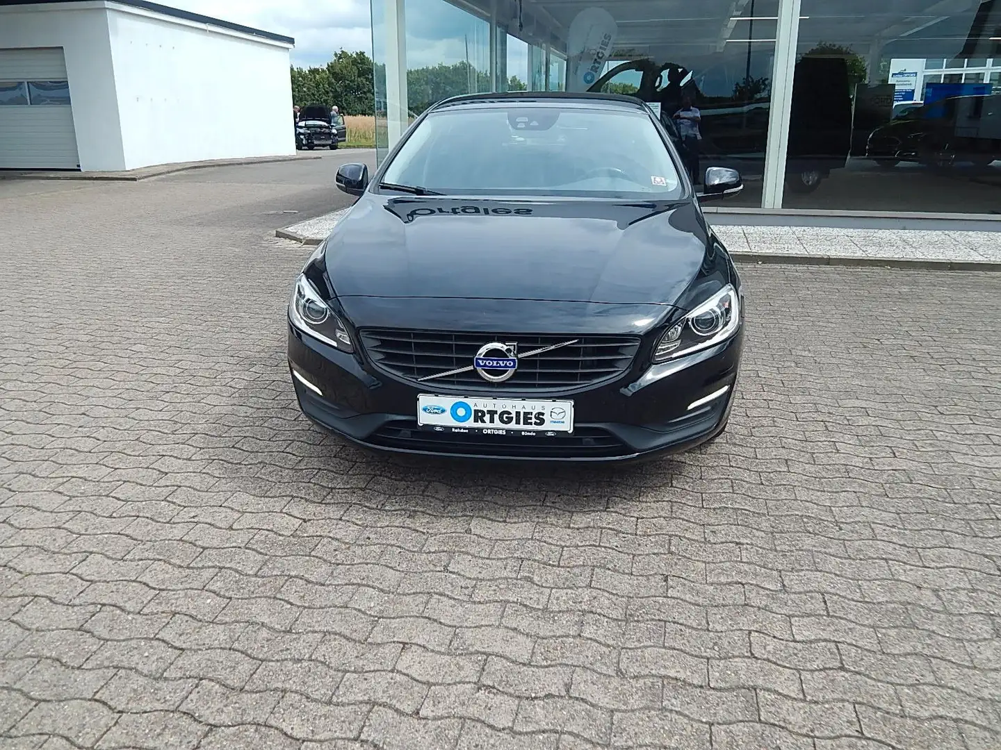 Volvo V60 Kombi Kinetic  Automatik Schwarz - 1