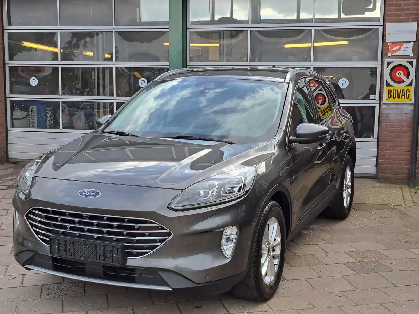 Ford Kuga 1.5 EcoBoost Titanium - Trekhaak Gris - 1