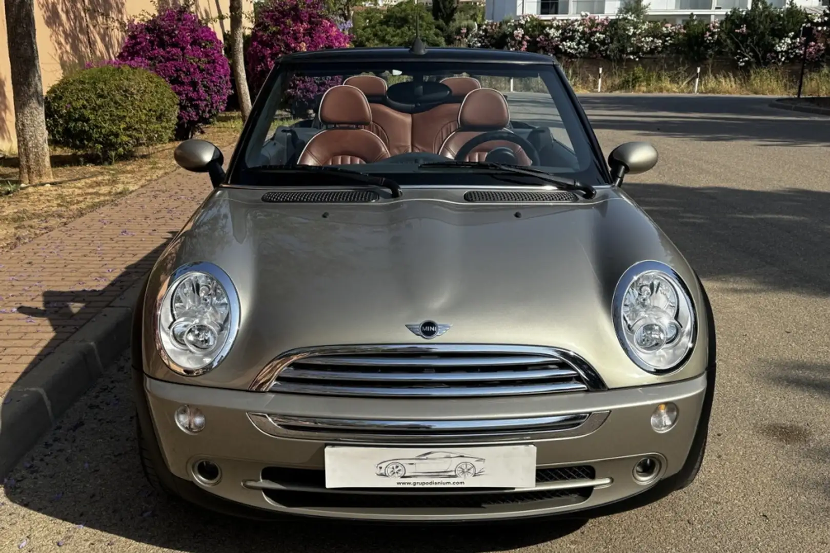 MINI Cooper Cabrio Aut. Stříbrná - 2