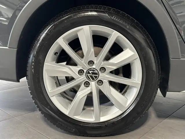 Volkswagen Golf view 3